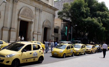 Los taxistas informaron que seguirán reuniéndose para hacer frente a la piratería que representa ese servicio. Mario Caicedo