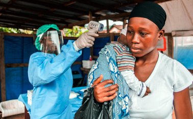 A una mujer le miden su temperatura como parte de la prevención del ébola, antes de entrar al hospital en Freetown, Sierra Leona, este jueves 21 de enero. AP