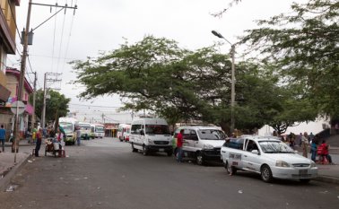 En las afueras de la terminal de transporte de Cúcuta los transportadores piratas se mueven como pez en el agua. Juan Pablo Cohen