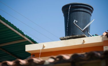 En esta vivienda de garcía herreros, ubicada en la calle 15 con avenida 5, se desperdiciaba agua potable ayer por el tanque de agua. Así permaneció por espacio de cinco horas, según denunciaron vecinos. Juan Pablo Cohen