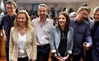 El líder del partido podemos, Pablo Iglesias (centro), de izquierda radical, dijo que deseaba poner fin al punto muerto que lleva un mes sobre quién debería formar el gobierno y decidió al unirse a una coalición con los socialistas e Izquierda Unida (IU). AFP