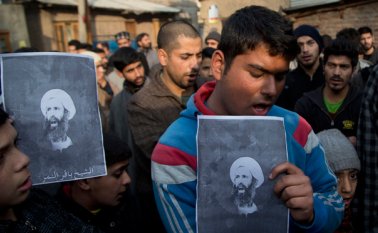Cachemires musulmanes chiíes lloran con retratos del líder Sheikh Nimr al-Nimr, uno de los ejecutados este mes en Arabia Saudita Archivo