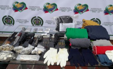Las armas incautadas y los elementos recuperados por la Policía, junto a los cuatro hombres detenidos, fueron dejados a disposición de la Fiscalía. Policía Nacional
