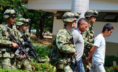 Los uniformados capturaron en flagrancia a dos criminales armados. Ejército Nacional