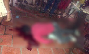 En la mesa donde estaba sentado Vladimir Palencia junto a otro hombre, quedaron los rastros de los disparos y manchas de sangre. La víctima estuvo más de dos horas en el lugar tomando cerveza hasta que llegó el pistolero y le disparó en la cabeza hasta quitarle la vida. Los asistentes del lugar vivieron momentos de pánico tras el homicidio. Cortesía