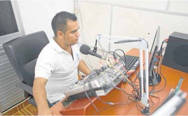 Sardinata stereo hace parte de las 24 emisoras comunitarias del departamento. Se fundó el 15 de septiembre de 1998 con los aportes de 70 particulares. Juan Pablo Bayona