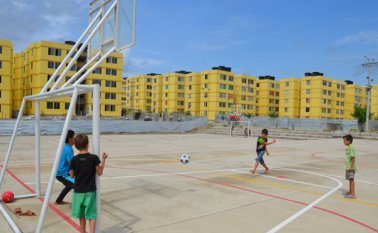 Los niños que pertenecen a los barrios de viviendas gratis tendrán la oportunidad de estudiar. Archivo