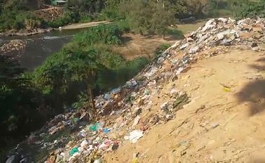En el corregimiento El Aserrío se vierten diariamente grandes cantidades de basura y escombros al río Catatumbo. Cortesía