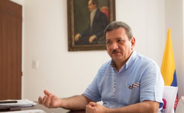El nuevo secretario tiene el reto de devolverle el colorido a las jardineras que hay en la fachada. Además, debe controlar el parqueo de motos sobre el andén del despacho. La Opinión