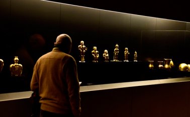 Un hombre mira las piezas del tesoro arqueológico precolombino de los indígenas Quimbaya, donados por el gobierno colombiano, en el Museo de América de Madrid. AFP