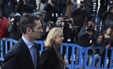 La infanta Cristina alegó desconocer las actividades empresarias de su esposo Iñaki Urdangarín, medallista olímpico de balonmano reconvertido en empresario. Pero el juez investigador resolvió que podría ser juzgada por fraude fiscal presuntamente cometido en 2007 y 2008. AFP