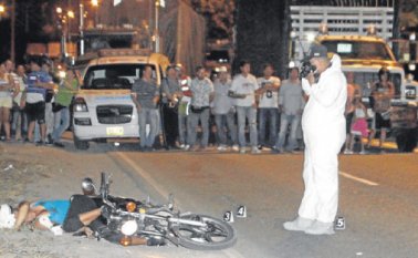 La víctima quedó tendidaC a un costado de la vía junto a la moto en la que se movilizaba por el Anillo Vial Oriental, a la altura de Cenabastos, Cristian Herrera