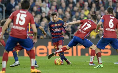 Otra mala noticia para el Atlético Madrid, que perderá por sanción a Filipe Luis y Godín parta el próximo partido, fue la lesión del argentino Augusto Fernández. AFP
