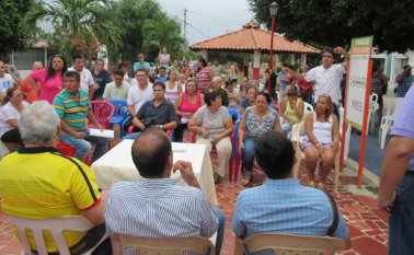 La comunidad expuso sus inquietudes al alcalde César Rojas sobre las molestias que le ha causado el desplome del colector de aguas negras. Orlando Carvajal