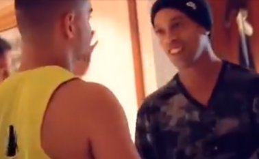 Maluma y Ronaldihno se encontraron en Guayaquil. Captura de video