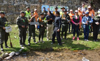 Luego de un acto simbólico de bendición de las aguas, se plantaron especies nativas en las riberas de la quebrada El Rosal, que nace en la zona rural de Pamplona. Roberto Ospino