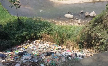 Los desechos son arrrojados constantemente el río Catatumbo. Cortesía