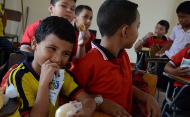 El director de Bienestar Social, Telésforo Blanco, dijo que el ministerio de Educación hizo unos cambios en la manera como se debe contratar el servicio y su puesta en funcionamiento.   Archivo