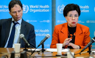 La directora de la Organización Mundial de la Salud (OMS), Margaret Chan, junto al presidente del Comité de Emergencia, David L. Heymann, durante una conferencia de prensa este lunes en Ginebra, después de que un comité debatió sobre el zika. AFP