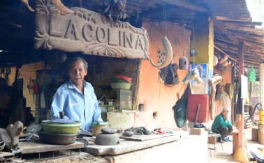 La familia Martínez está conformada por 40 personas entre hermanos y primos y ellos han estado al servicio de quienes suben por el camino largo hacia Pozo Azul. Hoy en día Pablo Emilio está al frente de la casa. Rodrigo Sandoval