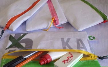 Coloridas y estéticamente agradables, lucen las cartucheras que se elaboran con lonas que en meses anteriores sirvieron para hacer publicidad política. Roberto Ospino