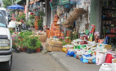 La invasión del espacio público en el centro no solo la protagonizan los vendedores informales, también los comerciantes formales, como sucede en la calle quinta entre avenidas 5 y 6. Obando