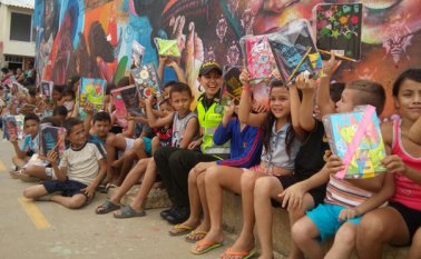 La Policía entregó 80 paquetes escolares a los niños de Juan Bautista Scalabrini y San Fernando del Rodeo. Cortesía