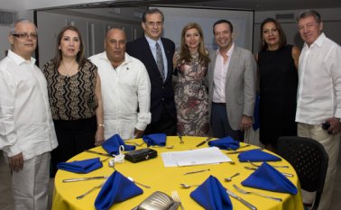 Carlos Camargo, Magaly García, Gerardo Botta, Jaime Humberto Solano, gobernador Rotario; Gladys Maldonado, Salvador Rizzo, Luz Nelly de Maldonado y Jorge Maldonado. Alfredo Estévez