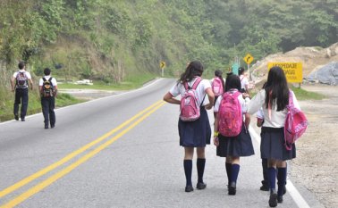 Los niños en la zonas rurales no tienen transporte escolar. Archivo