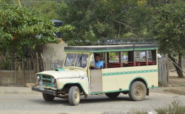 Una pimpina diaria gasta Soto en la chiva para los cuatro trayectos del día. Este carro es el vehículo más famoso de El Carmen de Tonchalá y sus alrededores. Edinsson Figueroa