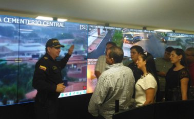 El coronel Jaime Barrera les explica aquí a los gerentes de las empresas de taxi la forma como opera la red de seguridad con cámaras de televisión. Orlando Carvajal