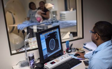 Entre 10 y 15% de los bebés con microcefalia no tienen un defecto sino que simplemente nacieron con cabezas pequeñas, y ello requiere más pruebas para determinar la causa exacta. AFP