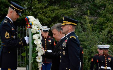 En nombre del pueblo de Colombia, el Presidente Juan Manuel Santos depositó una ofrenda floral en la tumba al soldado desconocido en el Cementerio Nacional de Arlington, Virginia. SIG