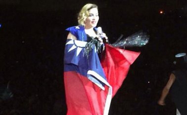 Madonna apareción envuelta en la bandera taiwanesa durante su show. Tomada de internet
