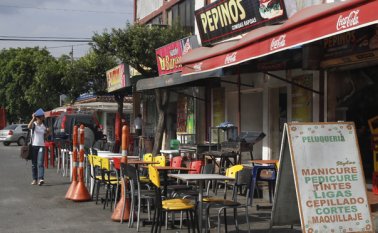 Es la moda ahora en Cúcuta, invadir andenes para poner a funcionar allí restaurantes al aire libre, sin pagar impuesto y violando la norma del espacio público. La Opinión