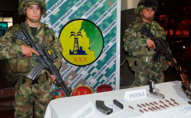 Un fusil AK-47, una pistola Prieto Beretta, dos proveedores y 19 cartuchos calibre 7.62 fueron decomisados por los soldados. Ejército Nacional