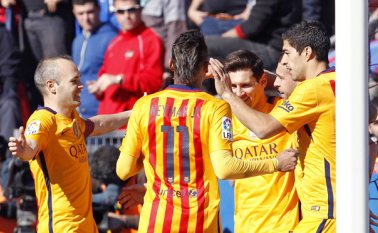 Barcelona ganó 2-0 al Levante y sigue de líder en España. AP