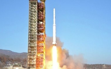 Así registró la televisión coreana el lanzamiento del cohete. AFP