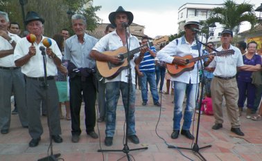 El trío ‘Los alegres de Galán’ se roba los aplausos con cada presentación que hacen en el parque principal de Ocaña. En su repertorio incluyen música carranguera y rancheras. Javier Sarabia