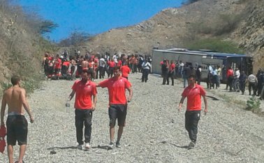 El bus "perdió los frenos" y se deslizó por una rampa de emergencia de la autopista Caracas-La Guaira. AP
