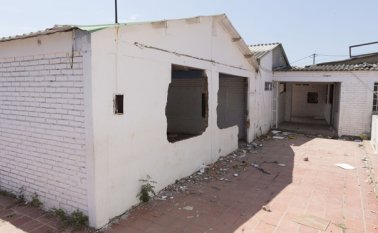 “Se robaron ventanas, puertas y hasta las cucharas”, dijo la secretaria de Educación, Indira Pérez.  Juan Pablo Cohen