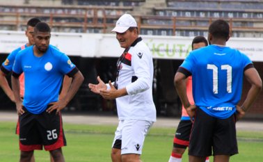 El ocañero miguel Augusto Prince debutó, oficialmente, en el banco del Cúcuta Deportivo con una derrota por Copa Águila, y el lunes empezará su camino en el Torneo de la B. César Obando