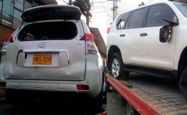 Denuncian que así quedó el carro del esquema de seguridad del exvicepresidente, luego que el personal acudió al llamado de Carmen Santos cuando era atacada por taxistas. Tomada de Twitter