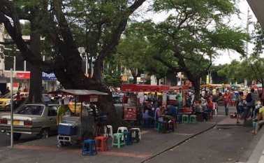 Hileras de taxis y de ventas se ubican todos los días en la avenida Cero, arrojando desperdicios de comidas y elementos plásticos.  Cortesía