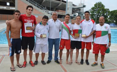 De izquierda a derecha, los nadadores que fueron galardonados por la liga: Diego Castaño, Cristian Díaz, Orlando Alberto Villamizar Pérez, el entrenador Gustavo Arévalo, Sivino Páez, Jhon Ángel Jaimes, Diego Aldair Molinares (Delfín de Oro), y el entrenador de la selección Samuel García. Rodrigo Sandoval