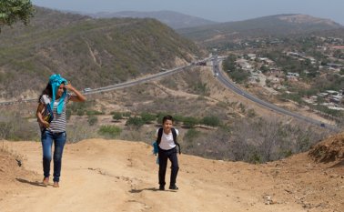 Los niños del asentamiento deben caminar entre media y una hora para llegar a clases. Cuando llueve la mayoría se ausenta porque les es difícil salir.  Juan Pablo Cohen