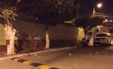 Los hechos sucedieron en esta calle del barrio San Miguel. Los tiros rompieron algunas baldosas sobre el andén. La Opinión