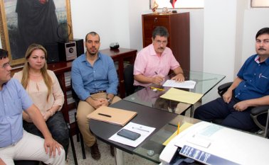 De los dos candidatos que llegaron a la final del concurso para elegir personero, Pedro Yoner Meza (segundo de derecha a izquierda) logró que le repitieran una prueba. La Opinión