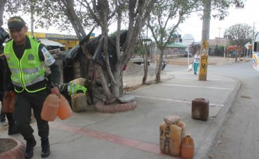 Elementos como botellas, plásticos y mangueras fueron decomisadas y posteriormente destruidas. Policía Nacional