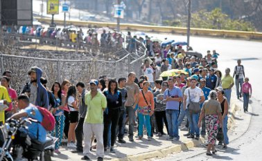 El desabastecimiento de productos de la canasta básica ha generado enormes filas para ingresar a los supermercados. Eilyn Cardozo